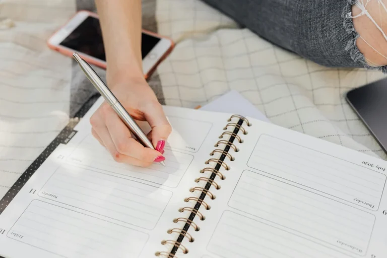 Main écrivant dans un agenda