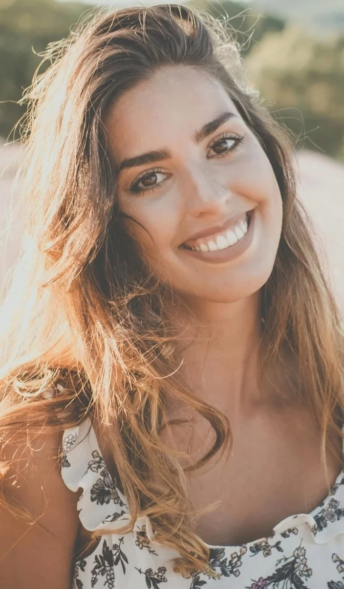 Femme souriant dans un champ de lavande